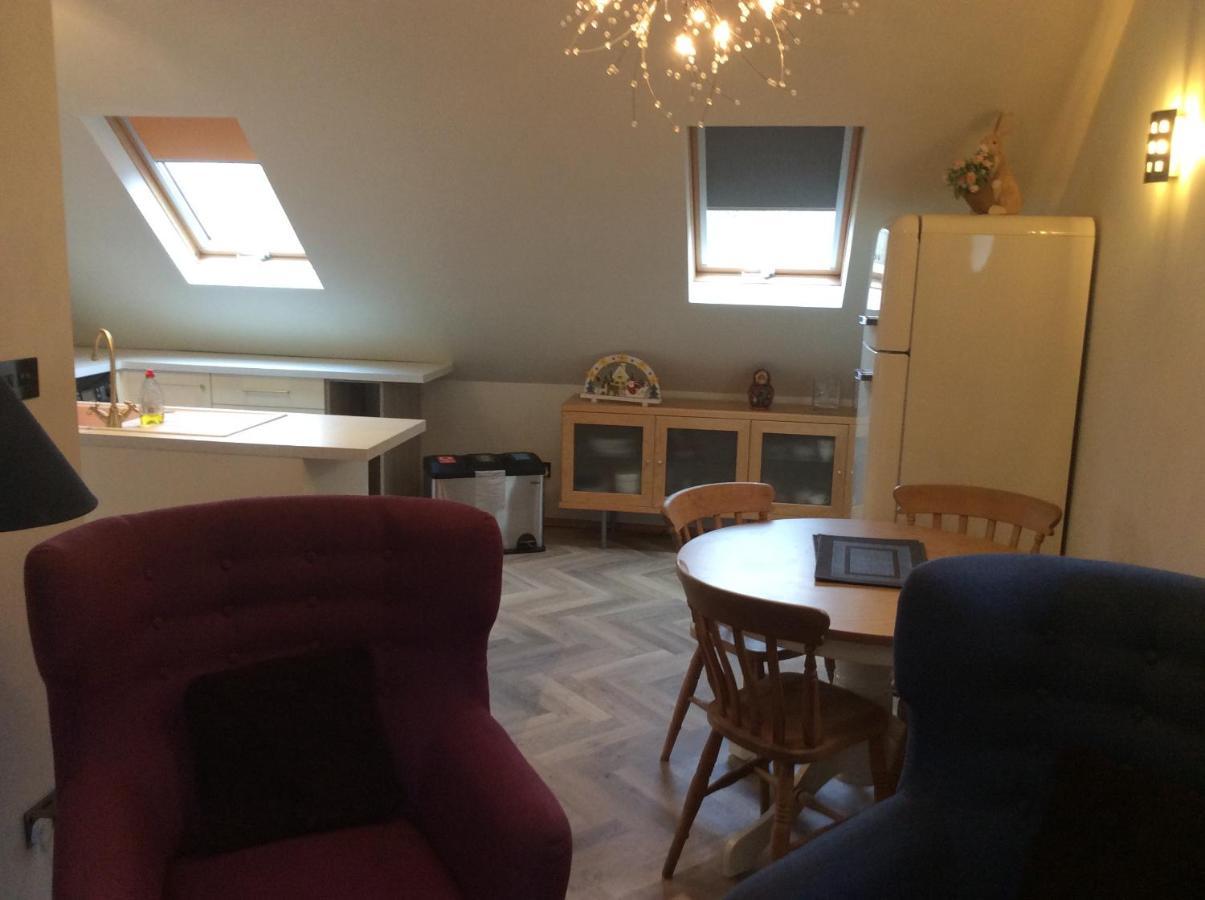 2 Bedroom Furnished Apartment In A Rural Position Stone  Kültér fotó